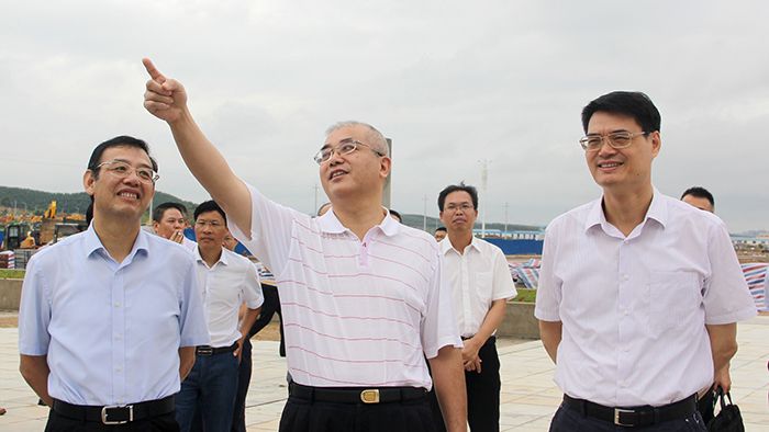 金寧運（右一）陳建軍（中）唐咸僅（左一）查看項目介紹、施工建設(shè)展板.JPG