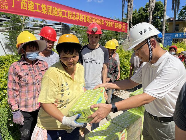 （修圖）陸烜為工人發(fā)放清涼慰問品。容芝雅 攝.jpg